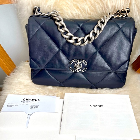 CHANEL Large 19 flap bag. - Picture 6 of 16